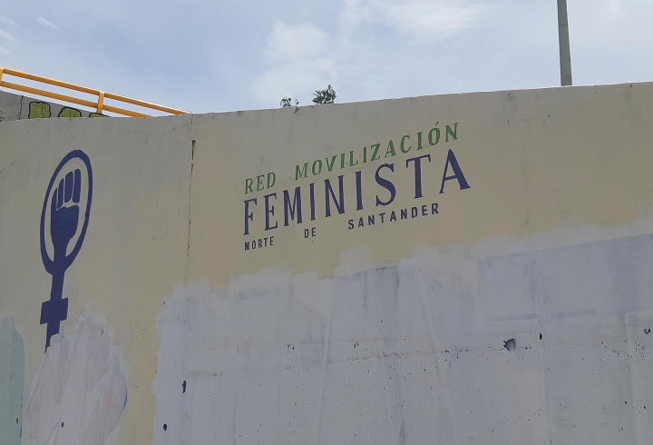 La Red de Movilización Feminista de Norte de Santander se tomó los espacios del Puente de San Rafael. El Mural que tenía el mensaje ‘La Fuerza Pública viola y mata’, fue censurado