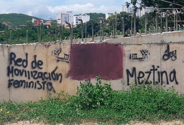 En el mismo puente, a uno de los costados se encuentran estos grafitis de la comunidad ‘Meztina’