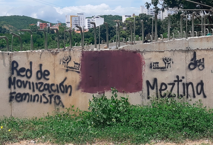 En el mismo puente, a uno de los costados se encuentran estos grafitis de la comunidad &lsquo;Meztina&rsquo;