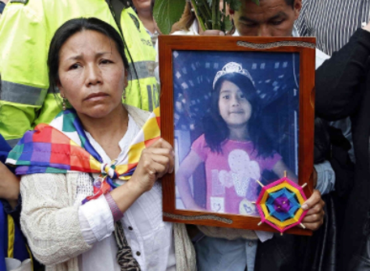 Nelly Muñoz junto a la imagen de su hija