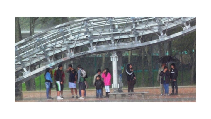 Refugio en los puentes peatonales durante época invernal