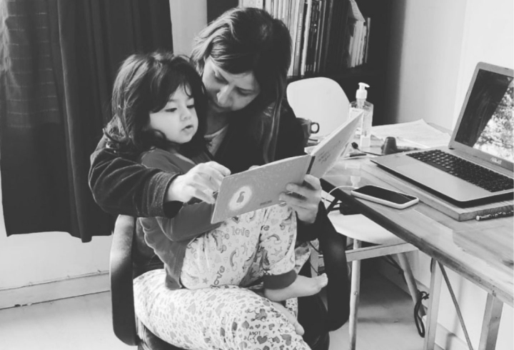 La periodista y profesora Yuli, junto a su hija Martina, a quien cr&iacute;a desde el feminismo