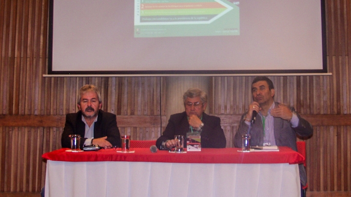 De izquierda a derecha: Ricardo Agudelo (Federación de JAC), Germán Roncancio (movimiento político Congreso de los Pueblos) y Luis Emil Sabiebra (Redepaz). Crédito fotografía: Viviam Leguizamon
