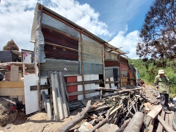 Lote quemado en porceso de reconstrucción