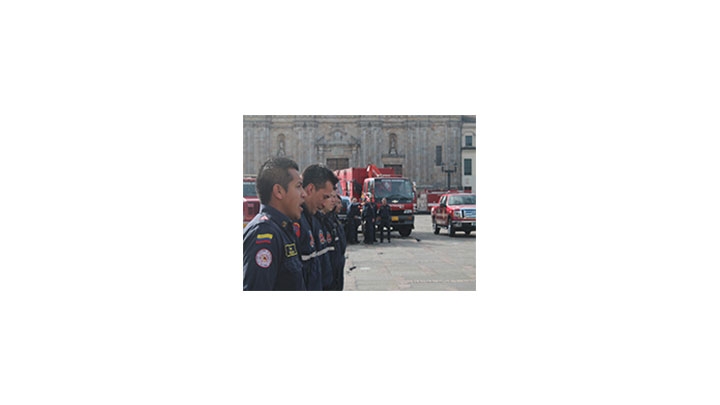 Bomberos en ensayo de cumpleaños 118.