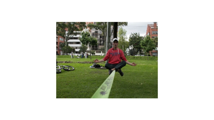 Pr&aacute;ctica de slackline en el Parque el Virrey.