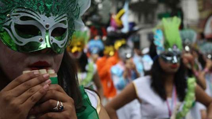 Los niños se tomaron la carrera séptima para demostrar todo su talento y alegría. Comparsas llenas de color animaron la tarde del 31 de octubre a los miles de espectadores que se acercaron a ver el desfile.