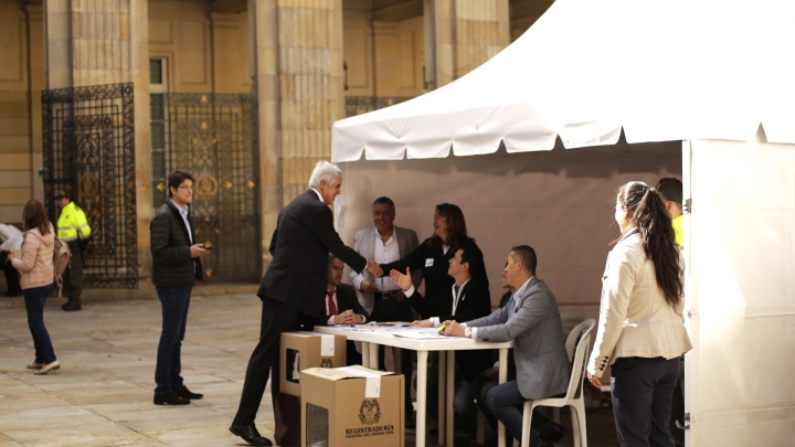 Enrique Peñalosa ejerciendo su derecho al voto en el Congreso de la República. Crédito: Fátima Martínez