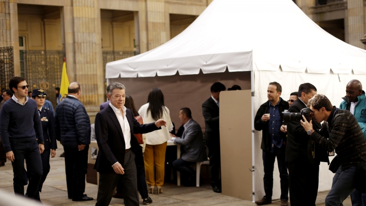 El Presidente de la Rep&uacute;blica, Juan Manuel Santos, despu&eacute;s de haber votado en el Congreso. Cr&eacute;dito: F&aacute;tima Mart&iacute;nez