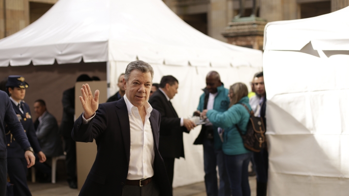 El Presidente de la República, Juan Manuel Santos, saluda a la prensa después de ejercer su derecho al voto. Crédito: Fátima Martínez