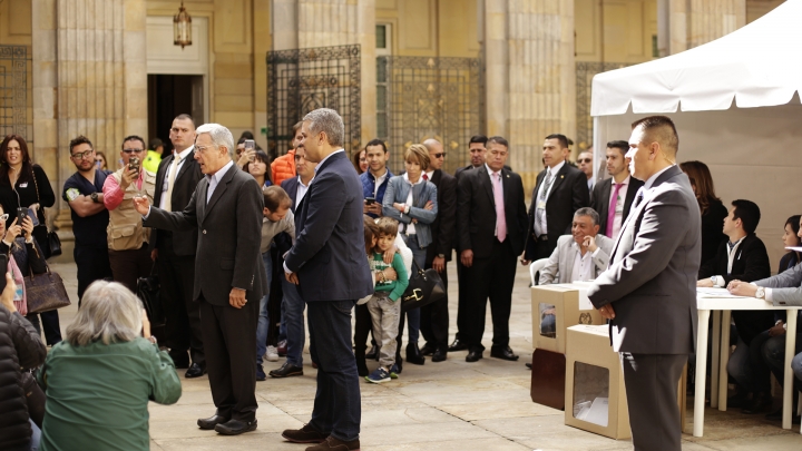 El ex presidente Álvaro Uribe, frente a la prensa, acompañado por Iván Duque, candidato de Centro Democrático, en el Congreso. Crédito: Fátima Martínez