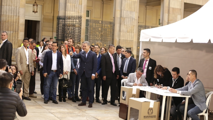 El candidato por el Centro Democrático, Iván Duque, saluda a la prensa al acompañar a Álvaro Uribe en el Congreso. Crédito: Fátima Martínez