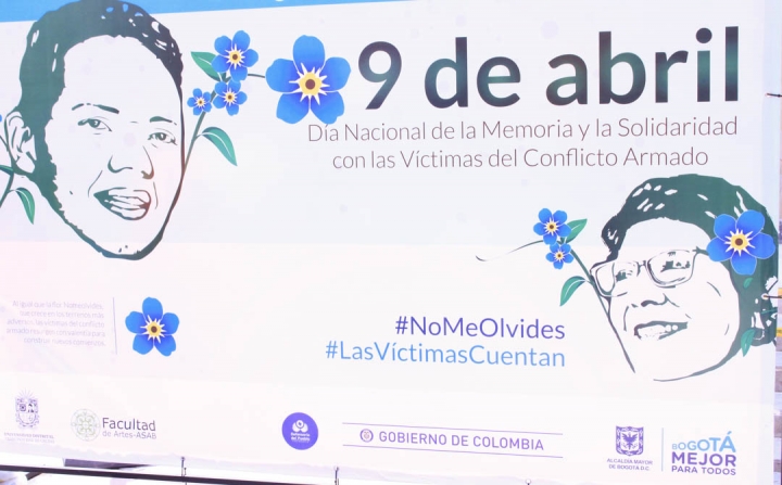 Frente del edificio Murillo Toro, en la carrera S&eacute;ptima, una valla en representación al Día Nacional de la Memoria y la Solidaridad con las V&iacute;ctimas. Foto: María Paula Parada