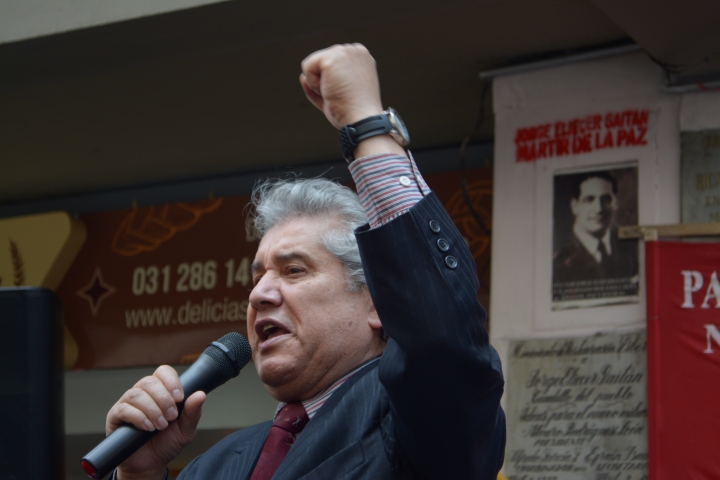 Varias personas se reunieron en el lugar donde fue asesinado Jorge Eliécer Gaitán para rendir un homenaje a su memoria. Foto: Sergio Daza