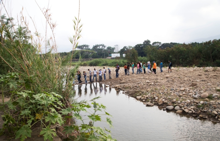 Gente atravesando la trocha del Río Táchira