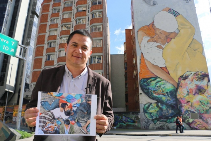 El fotoperiodista H&eacute;ctor Fabio Zamora es el autor de la foto que inspir&oacute; el mural de 'El beso de los invisbles', en el centro de Bogot&aacute;.