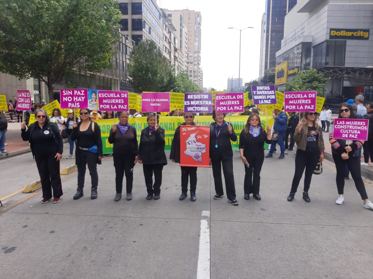 Organización de trabajadoras sexuales, Asmubuli, en una marcha por la paz. Fidelia en el centro sosteniendo un cartel rojo.|||