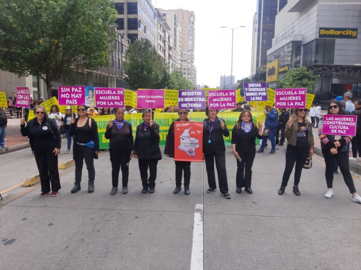 Organización de trabajadoras sexuales, Asmubuli, en una marcha por la paz. Fidelia en el centro sosteniendo un cartel rojo.