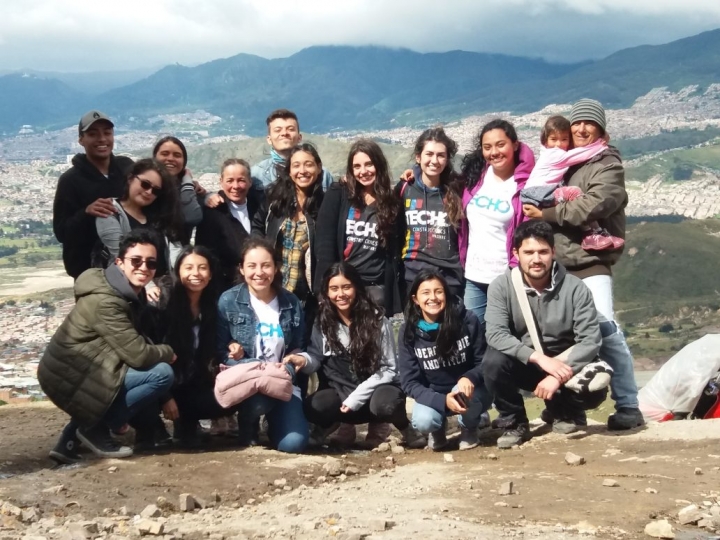 Voluntarios de Techo con miembros de la comunidad