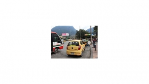 Taxistas estacionados en la rotonda de la Kra. 3 con Cll. 19.|||