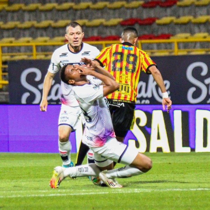 El partido se destac&oacute; por las peleas y el bajo nivel de juego