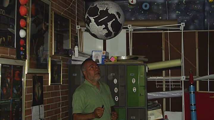 Jaime Cabarcas montó en un pasillo del colegio el salón de astronomía para los niños y jóvenes.
