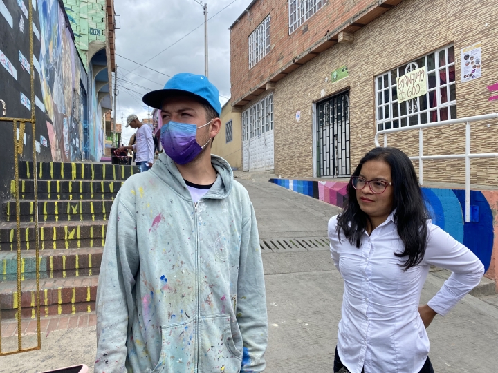 ‘Maicol pintando la Calle del Color junto a Mayerli, una lideresa’