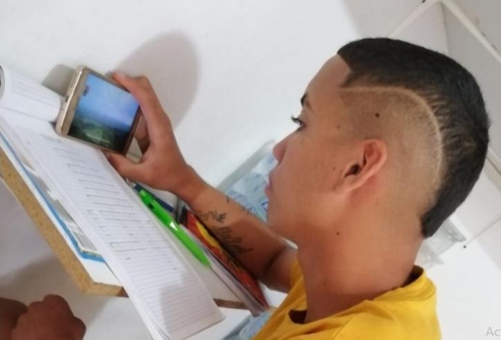 Los estudiantes tuvieron que cambiar de un d&iacute;a para otro la forma de recibir clases.