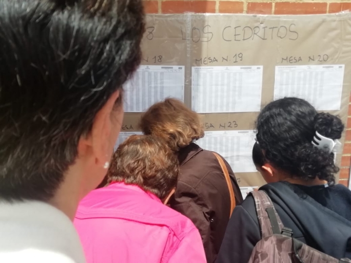 Mujeres revisan su puesto de votación