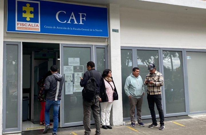 Los Centros de Atención de la Fiscalía (CAF) son establecimientos a los que los ciudadanos pueden dirigirse para dar atención a sus requerimientos. En Bogotá hay 8, y alrededor de 100 en el resto del país.
