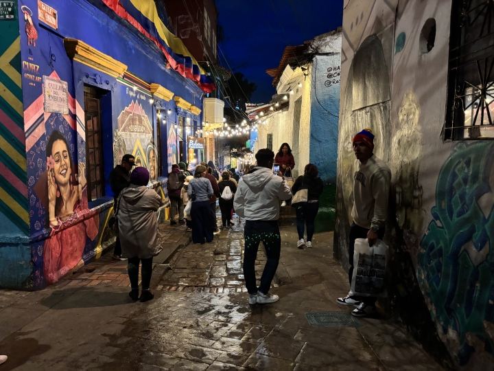 Callej&oacute;n del Embudo, en La Candelaria, uno de los puntos m&aacute;s visitados por turistas en el centro hist&oacute;rico de Bogot&aacute;.