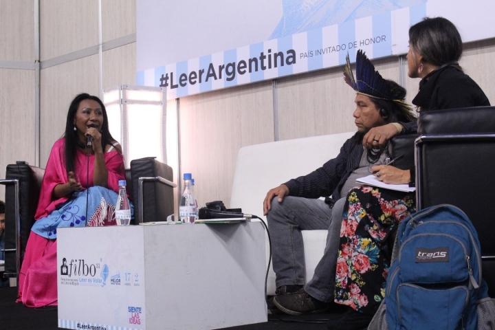 Daniel Munduruku y Estercilia Simanca en Filbo 2018. Foto por: Silvia Juliana Bayona