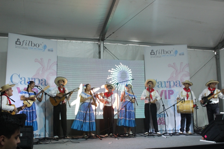 El grupo musical “Raspacayos” puso al público a cantar con &quot;El Barcino”. Crédito de la foto: Silvia Bayona