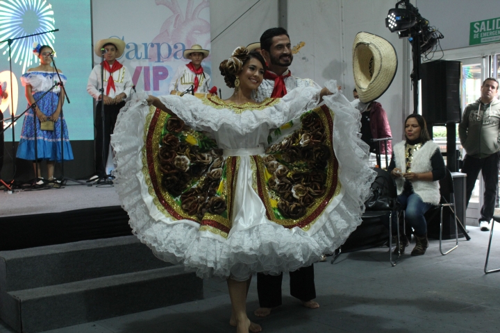 La Reina Nacional del Bambuco junto a su parejo, Jesús Fernando Tejada. Crédito de la foto: Silvia Bayona