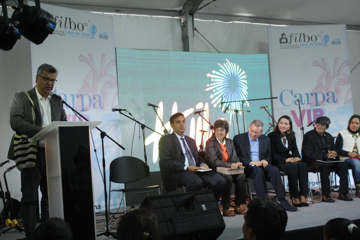 Por la diversidad de libros en la Filbo, Vicente Silva Vargas cree que está en el &quot;mundial del libro&quot;. Crédito de la foto: Silvia Bayona