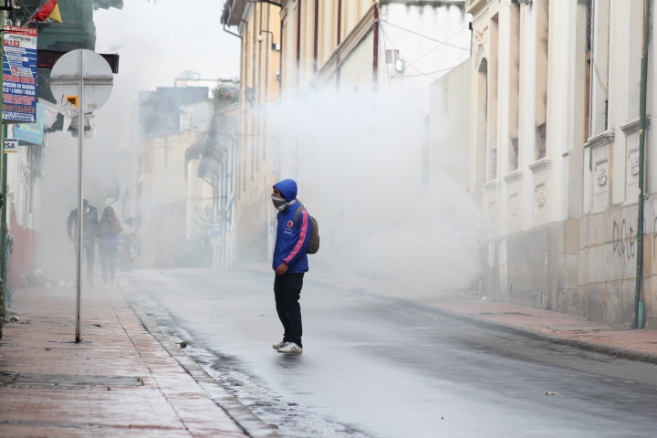 Un joven entre gases lacrimógenos el 22N