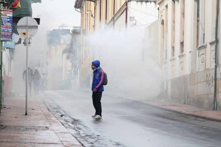 Un joven entre gases lacrim&oacute;genos el 22N