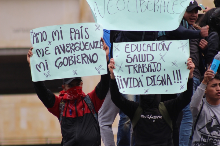 Jóvenes se manifiestan en la Plaza Simón Bolívar el 22N
