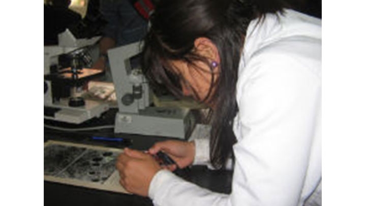 Estudiante de medicina en el laboratorio de fisiología de la Universidad Nacional.