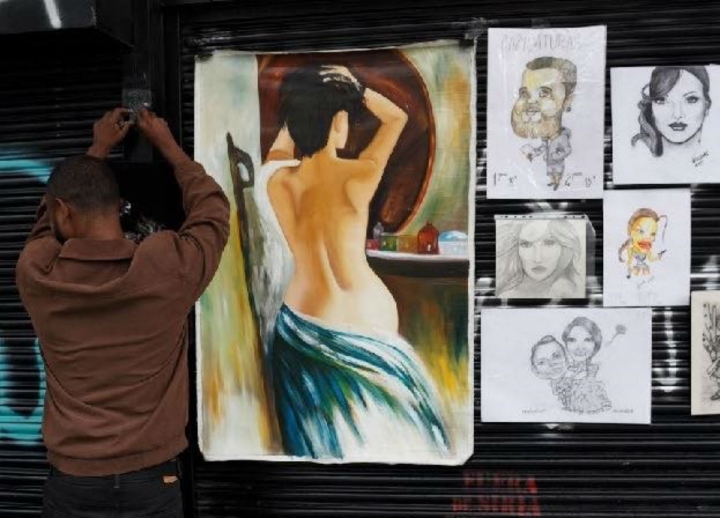Todos los d&iacute;as se ubica en la Carrera S&eacute;ptima esperando vender sus cuadros. Foto: Valentina Montenegro