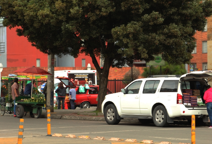 Con ventas ambulantes en automotores de todo tipo, la ciudadanía de Bogotá busca su sustento económico