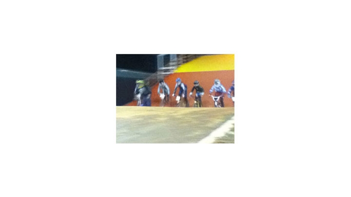 Entrenamiento en la pista de bicicr&oacute;s Mario Soto.