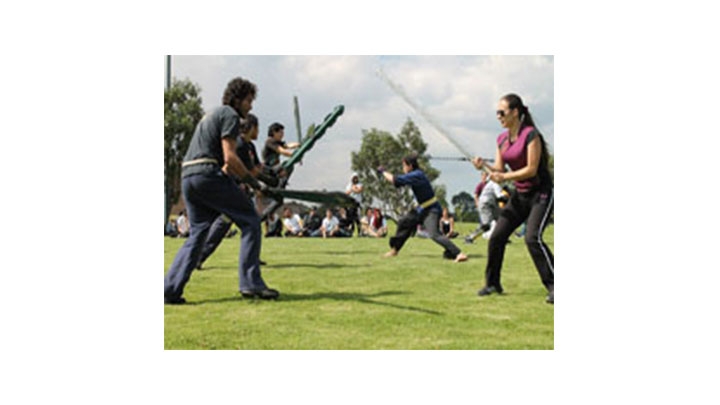 Estas dos prácticas utilizan réplicas de armas, para llevar a cabo las recreaciones de batalla.