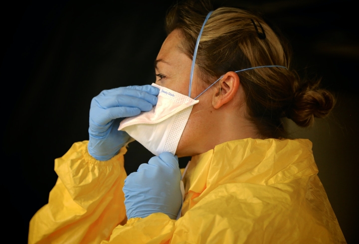 Imagen de una mujer con el equipo de bioseguridad