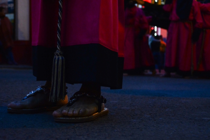 Como en suComo en sus inicios hacia el siglo XVI, actualmente la procesión se lleva a cabo con los pies descalzos. No obstante, niños y niñas pueden usar sandalias