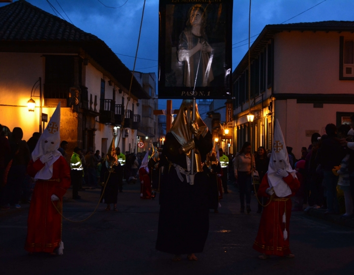 Los orígenes de esta tradición datan de 1607. Los cargueros más antiguos señalan que se mantienen las características iniciales de la procesión