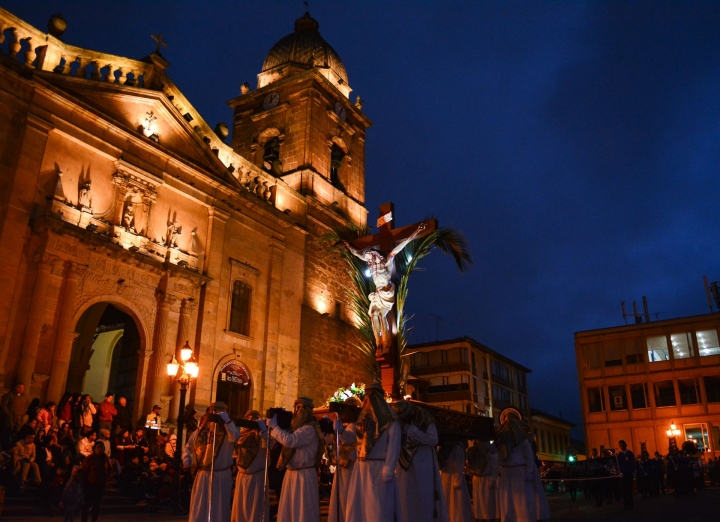 Uno de los pasos, frente a la Catedral Basílica Metropolitana Santiago de Tunja