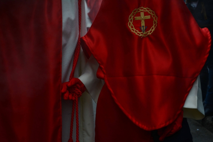 Desde los ocho a&ntilde;os, ni&ntilde;os y ni&ntilde;as acompa&ntilde;an el desfile de penitentes