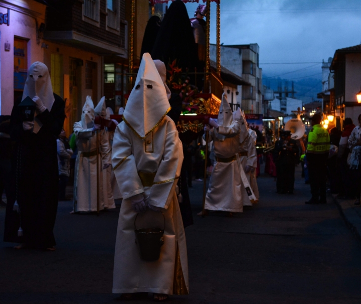 Durante cerca de dos horas, las procesiones se toman las calles del centro histórico de la ciudad