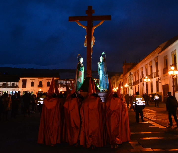 Con el paso a cuestas, los nazarenos recorren las principales calles del centro histórico de la ciudad